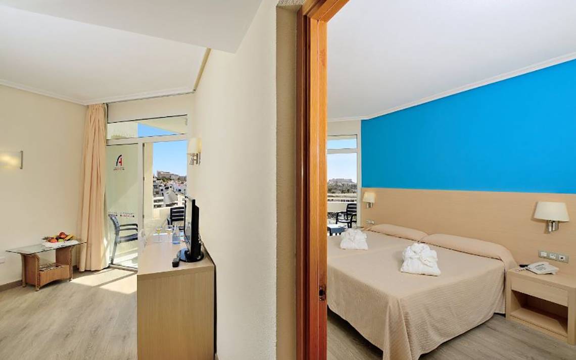 Zimmer im Alexandre Hotel Troya mit Blick auf einen Balkon und einer Terrasse.