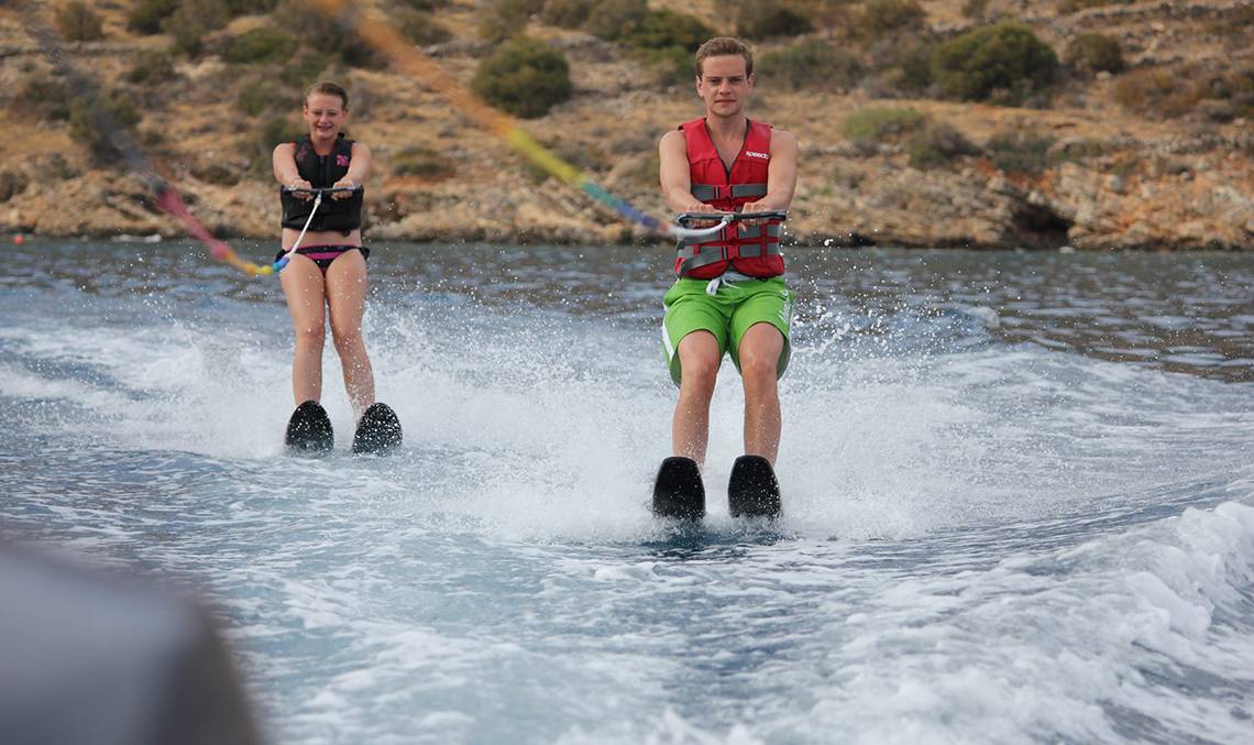 Zwei Personen beim Wasserski-Fahren im Candia Park Village.