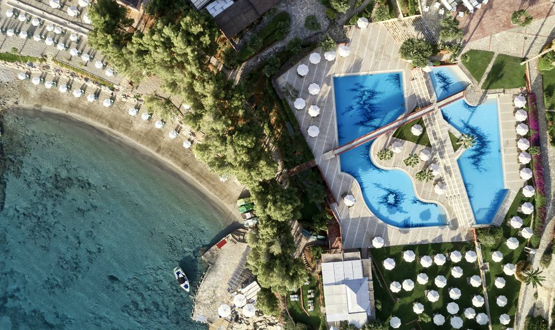 Luftaufnahme des Candia Park Village Hotels mit Pools und Strand