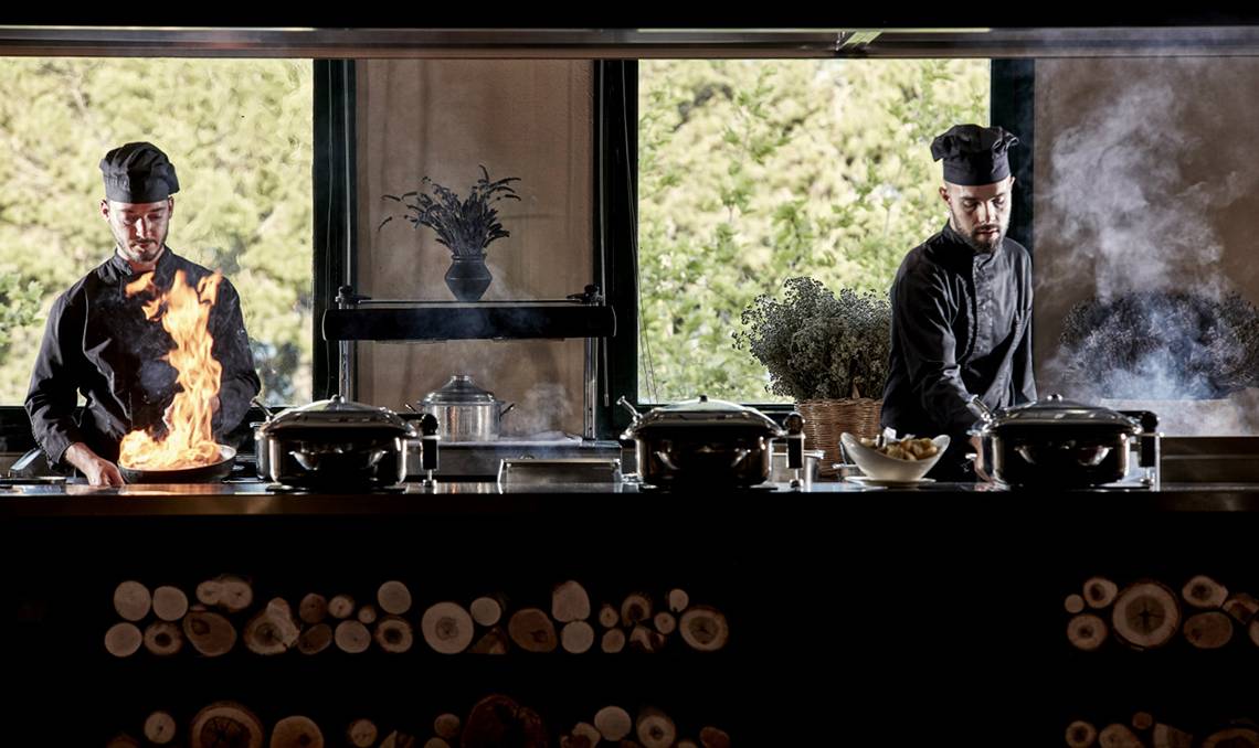 Chefs im Candia Park Village Hotel bei der Zubereitung eines Gerichtes