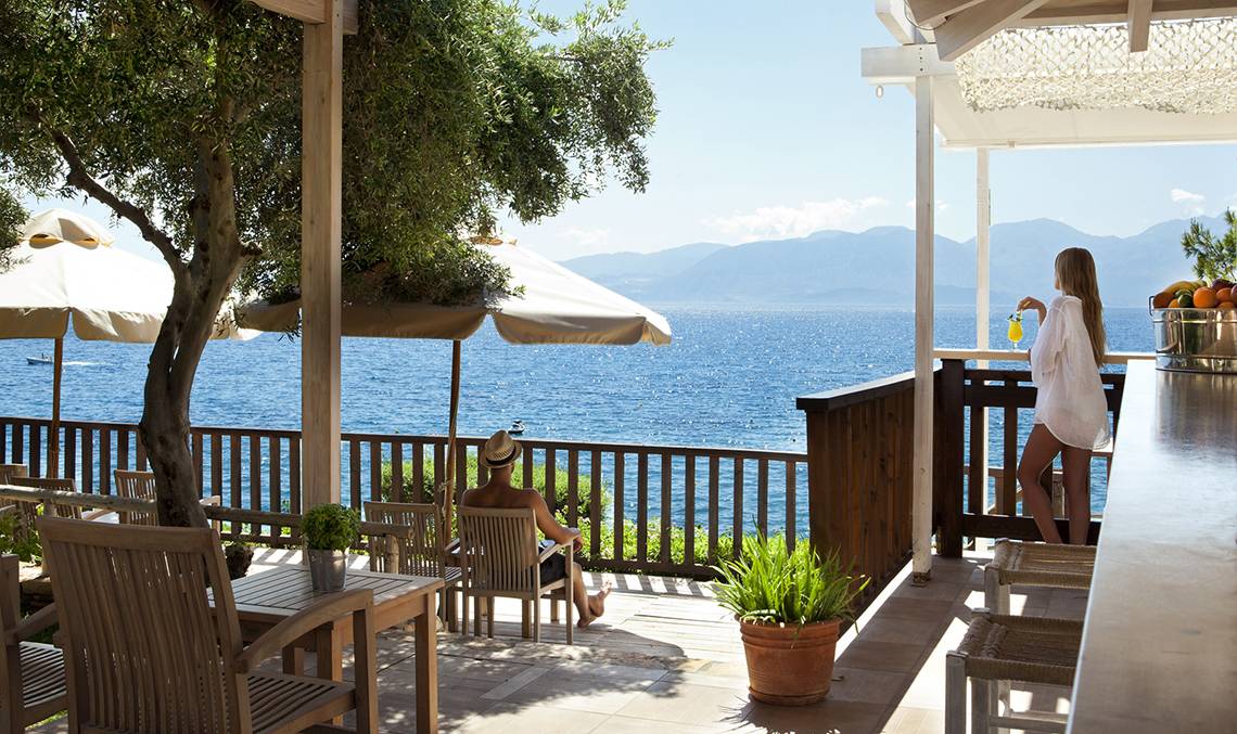 Personen auf der Terrasse des Candia Park Village mit Blick auf das Meer.