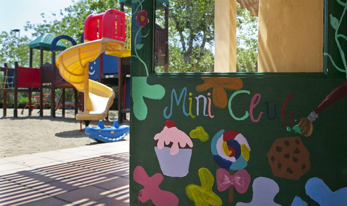 Candia Park Village Mini Club mit Spielgeräten und bunten Wandmalereien.