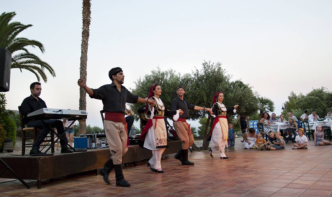 Kretan Tanz im Candia Park Village mit Musikern und Zuschauern.