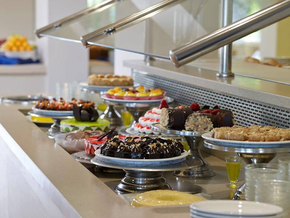 Buffet mit verschiedenen Desserts im Porto Bello Beach Hotel.