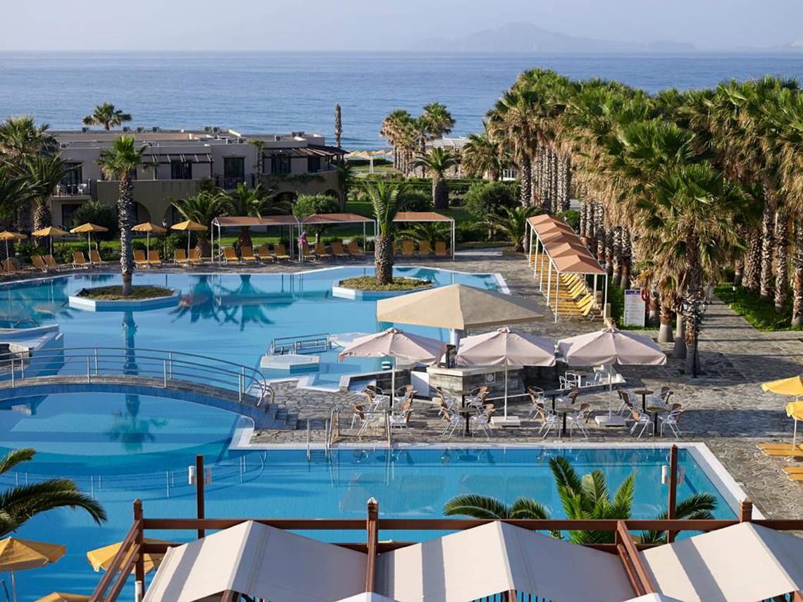 Luftaufnahme des Porto Bello Beach Hotel Schwimmbads mit Meerblick