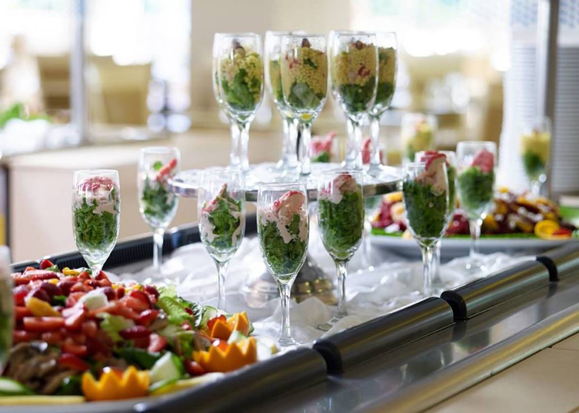Buffet im Hotel Porto Bello Beach mit Salaten und Getränken in Gläsern.