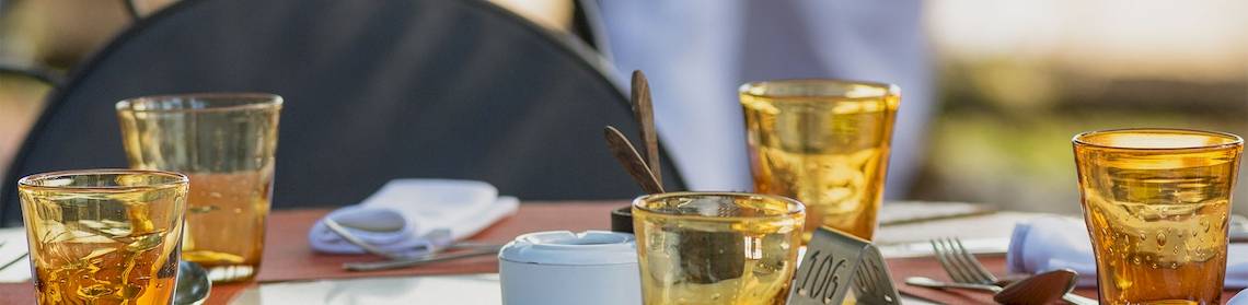 Tisch mit Glasen und Besteck im Shandrani Beachcomber Resort & Spa Hotel.