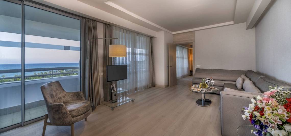 Wohnzimmer im Concorde De Luxe Resort mit Blick auf das Meer und einem modernen Interieur.