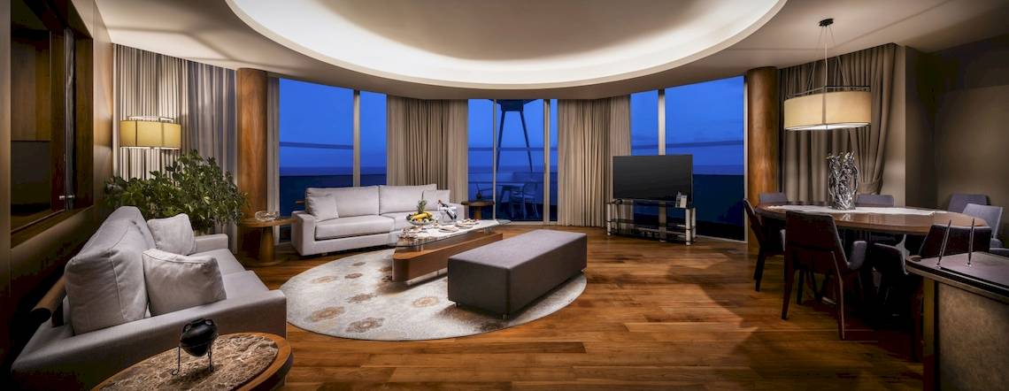 Wohnbereich des Concorde De Luxe Resorts mit Blick auf das Meer.