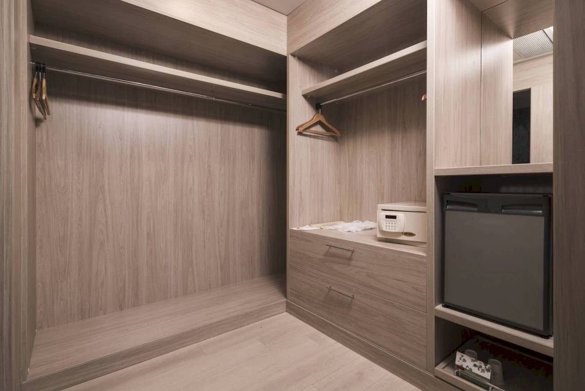 Garderobe im Concorde De Luxe Resort mit Kleiderschrank, Schubladen und Safe.
