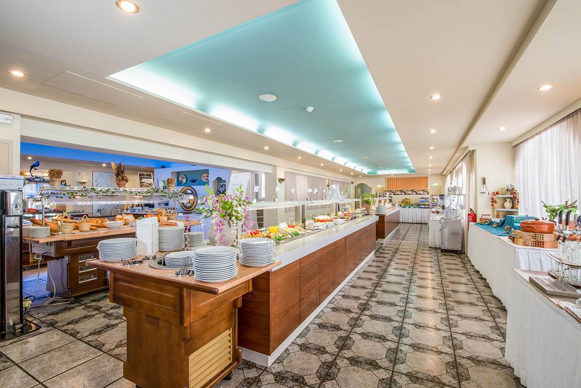 Frühstücksbuffet im Kalyves Beach Hotel mit vielen Speisen und Tischdecken.
