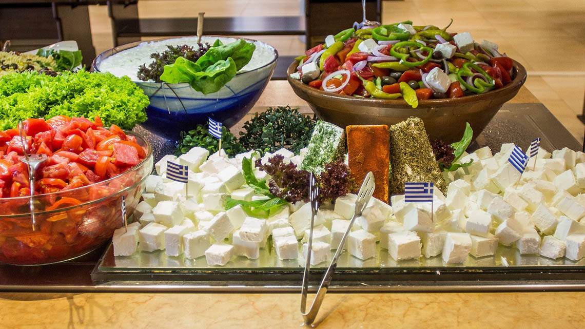 Buffetauswahl im Kalyves Beach Hotel mit Salaten, Tomaten, Feta und weiteren griechischen Spezialitäten.