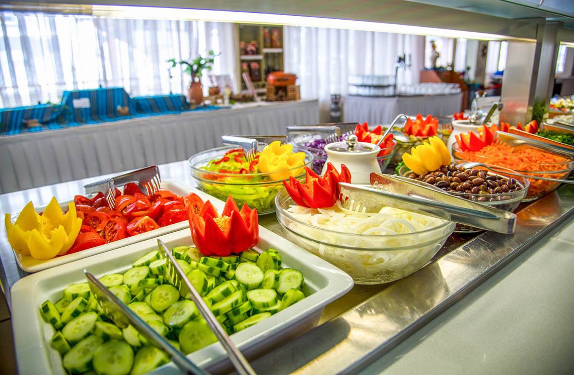 Buffettisch im Kalyves Beach Hotel mit verschiedenen Salaten und Gemüse