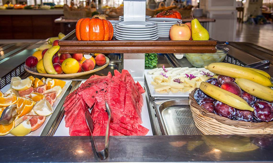 Frühstücksbuffet im Kalyves Beach Hotel mit verschiedenen Früchten und Obstsalaten.
