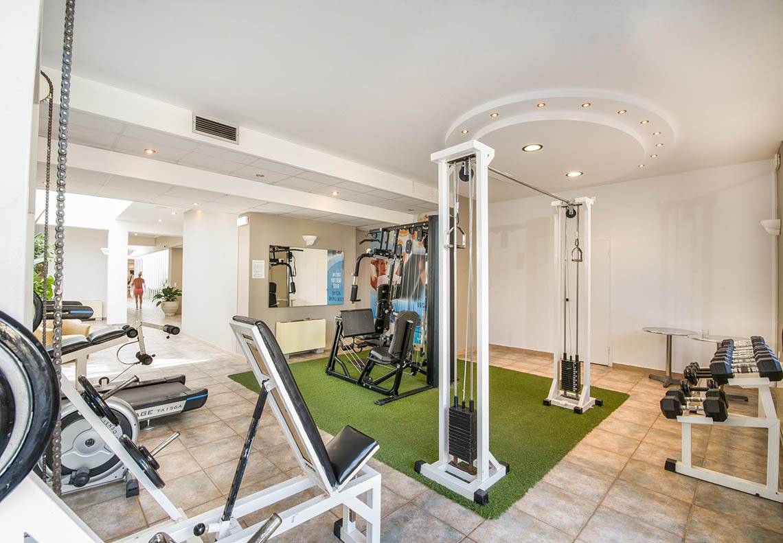 Fitnesscenter im Kalyves Beach Hotel mit verschiedenen Trainingsgeräten.