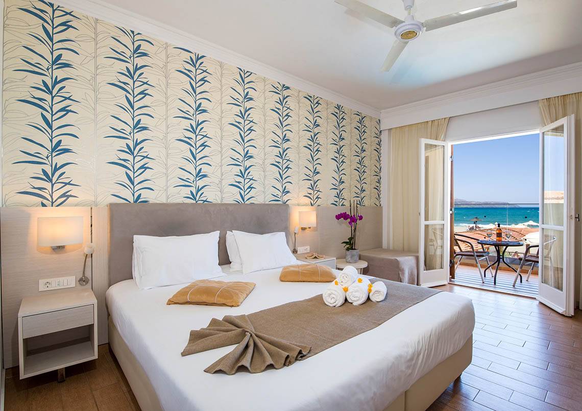 Schlafzimmer im Kalyves Beach Hotel mit Blick auf den Balkon und das Meer