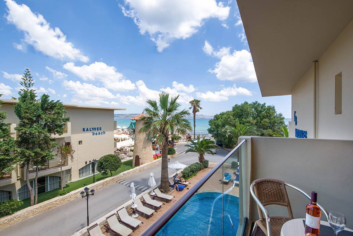 Aussicht auf das Kalyves Beach Hotel mit Pool und Strand von der Hotelterrasse.