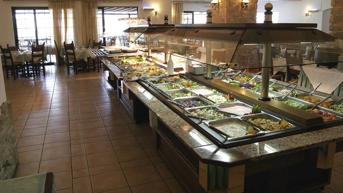 Buffet im Hersonissos Maris Hotel mit verschiedenen Gerichten.
