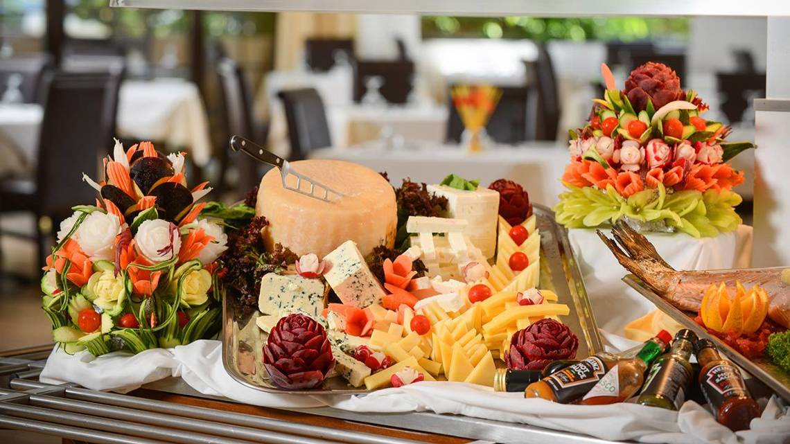 Buffetplatter mit verschiedenen Käsesorten und Gemüse im Hersonissos Maris Hotel.
