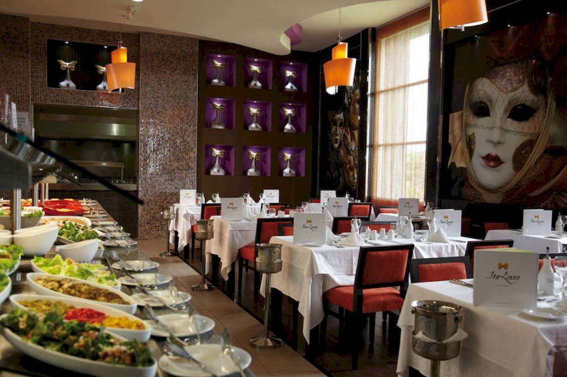 Buffet-Tisch im Restaurant des Riu Palace Peninsula Hotels mit verschiedenen Speisen.