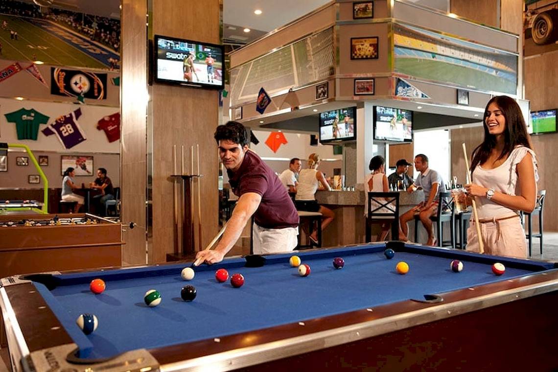 Mann spielt Billard in der Poolhalle des Riu Palace Peninsula Hotels