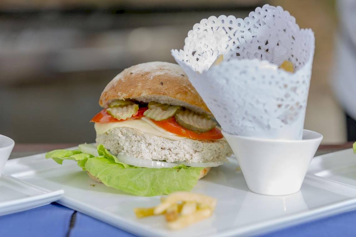 Ein belegtes Brot mit Tomaten, Gurken, Käse und Salat, serviert im Melia Las Antillas Hotel.