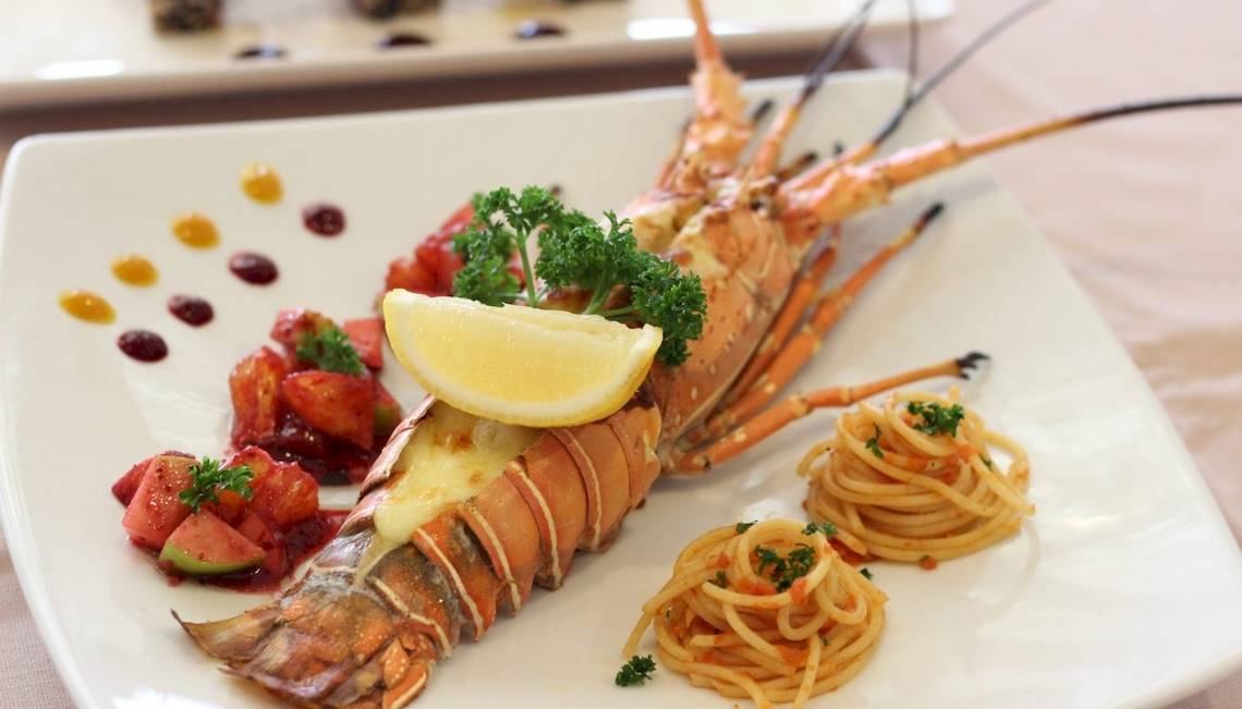 Hummergericht mit Spaghetti und Tomaten auf einem weißen Teller im Beyond Resort Khao Lak.