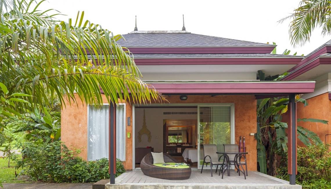 Villa des Beyond Resorts Khao Lak mit Außenbereich, Tisch und Stühlen.