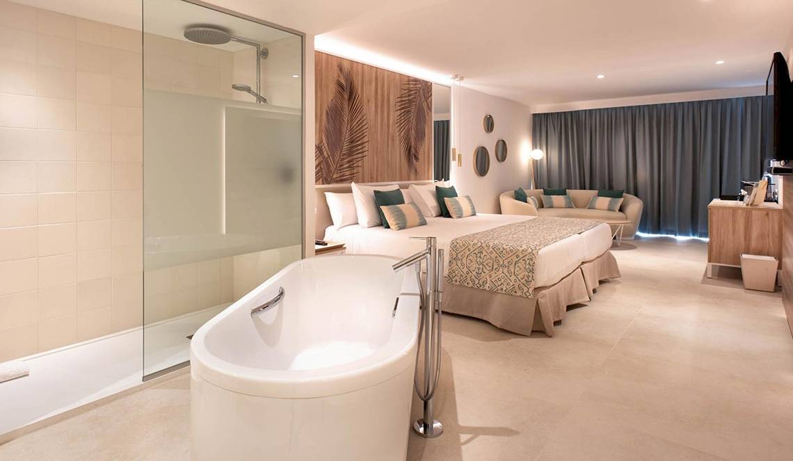 Schlafzimmer im Guayarmina Princess Hotel mit Badewanne, Bett und Wohnzimmer