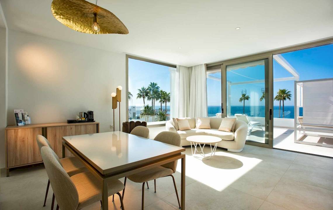 Innenraum des Guayarmina Princess Hotels mit Blick auf das Meer und Palmen