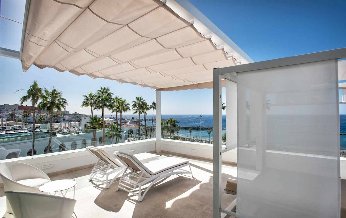 Aussicht vom Balkon des Guayarmina Princess Hotels mit Loungemöbeln und Meerblick.