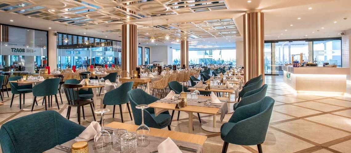 Innenansicht des Restaurants im Guayarmina Princess Hotel mit modernen Möbeln und großen Fenstern.