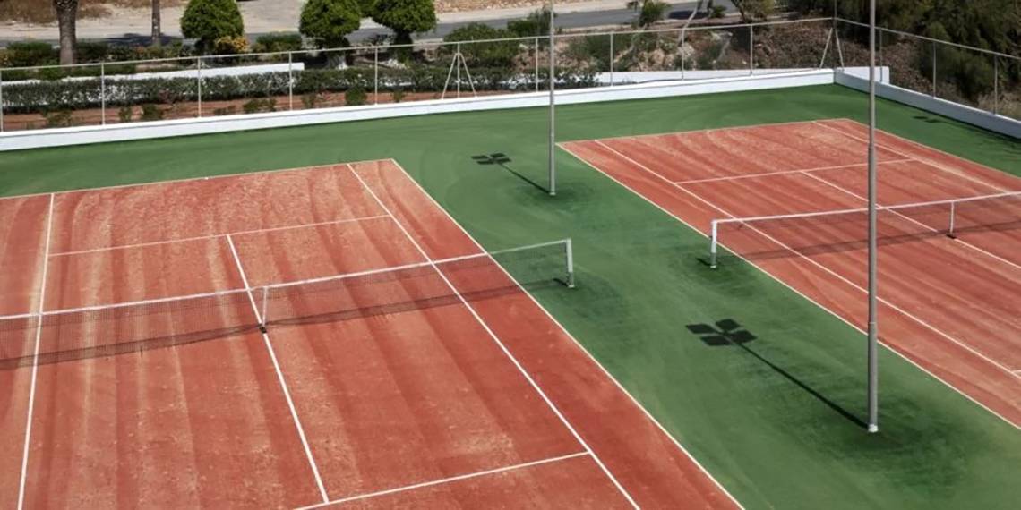 Tennisplatz im Alion Beach Hotel mit zwei Feldern und Beleuchtung.