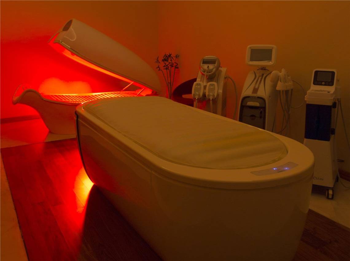 Sauna-Behandlungsraum im Maxx Royal Belek Golf Resort mit roter Beleuchtung.