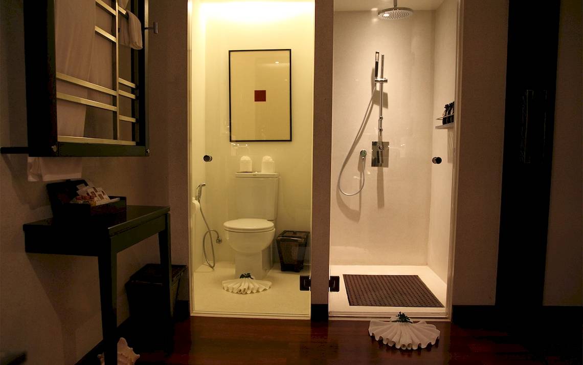Badezimmer im Mai Samui Beach Resort & Spa mit Toilette und Dusche.