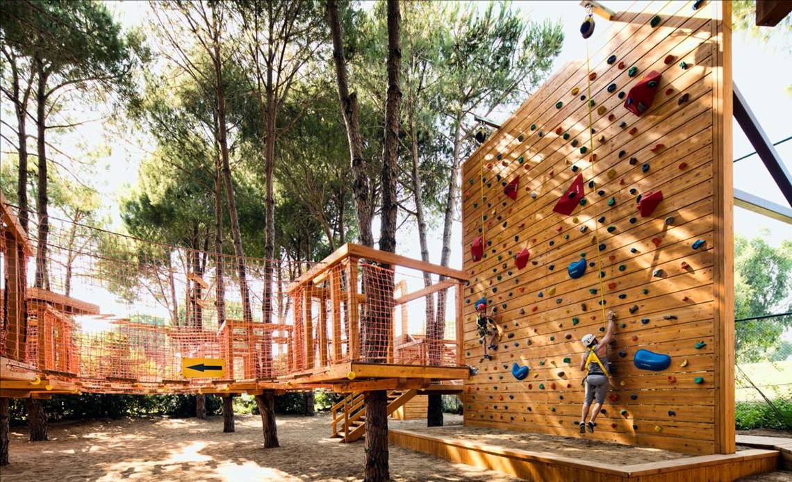 Kletterwand im Maxx Royal Belek Golf Resort mit Teilnehmern, die die Wand erklimmen.