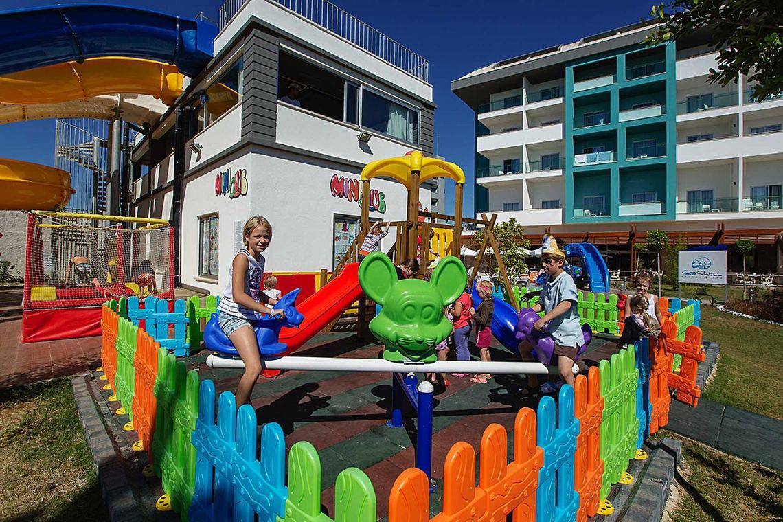 Kinder spielen auf einem bunten Spielplatz vor dem Seashell Resort & Spa.