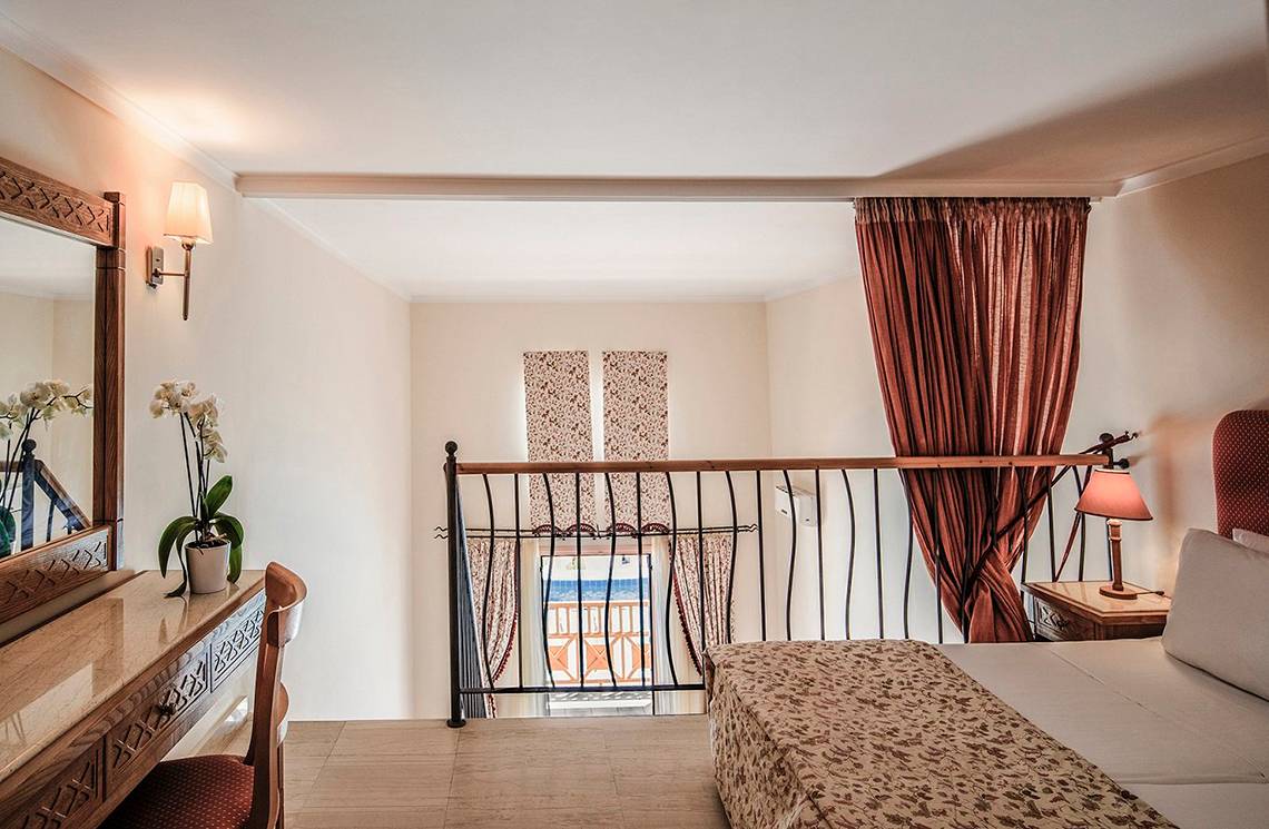Schlafzimmer mit Aussicht im Mitsis Family Village Beach Hotel.