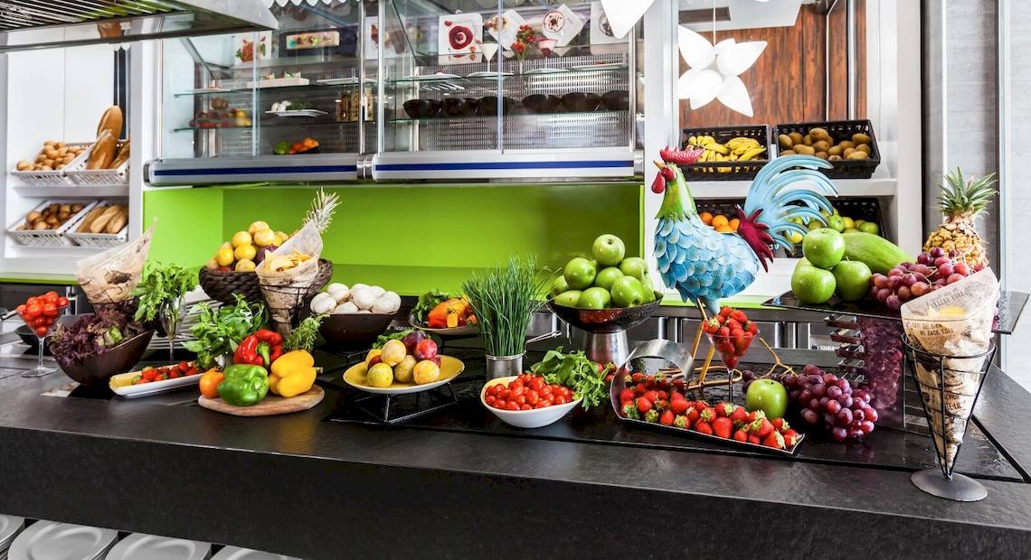 Frühstücksbuffet im Barceló Teguise Beach Adults Only Hotel mit verschiedenen Obst- und Gemüsesorten.