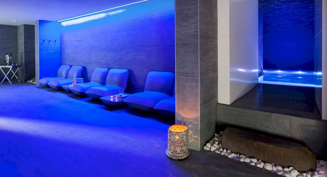 Spa-Lounge im Barceló Teguise Beach Hotel mit blauen Beleuchtung und Ruheliegen.