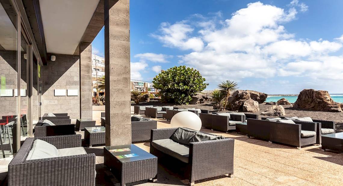Loungebereich des Barceló Teguise Beach Adults Only Hotels mit Blick auf den Strand und das Meer.