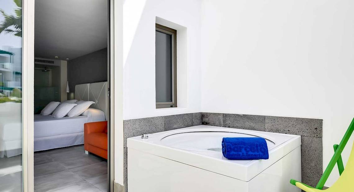 Zimmer im Barceló Teguise Beach Adults Only Hotel mit Jacuzzi und Bett