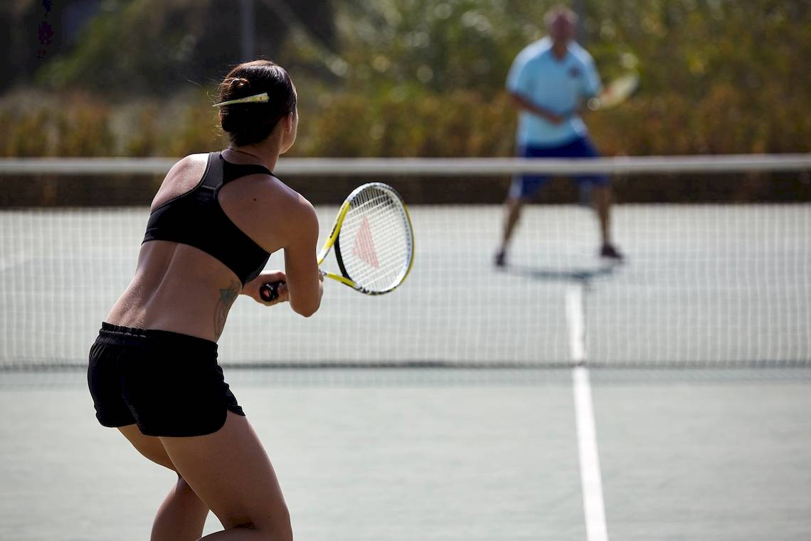 Tennisspieler auf dem Platz beim Pelagos Suites Hotel & Spa