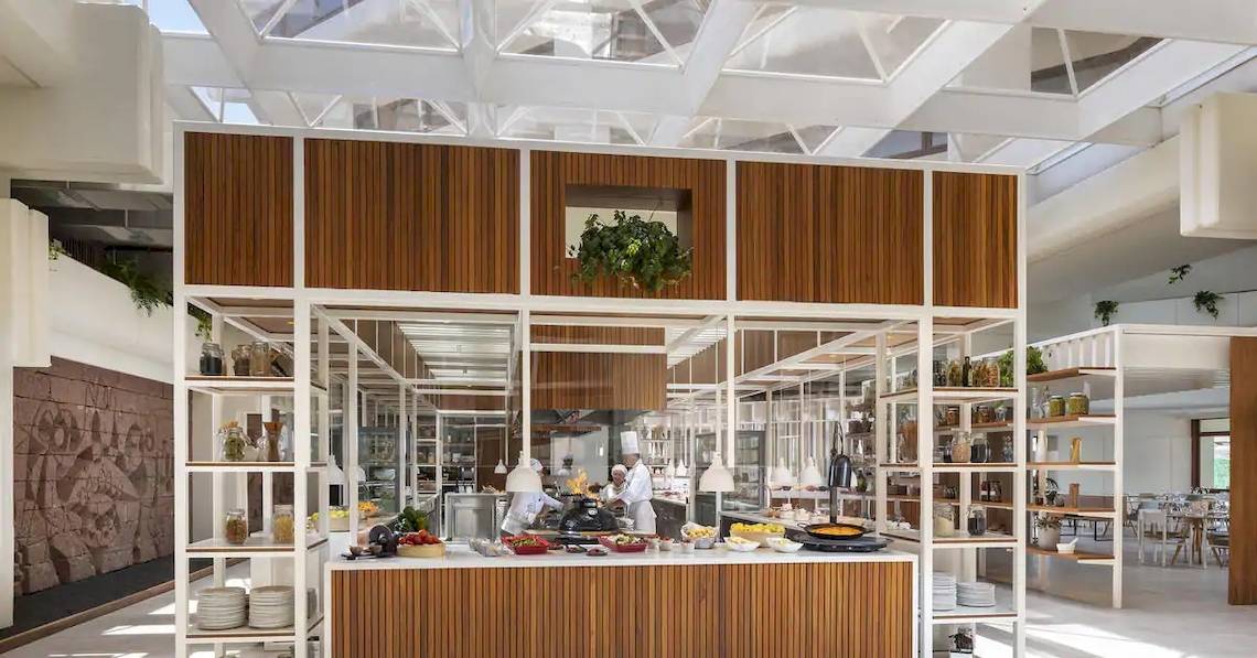 Innenbereich des Melia Salinas Hotels mit Küchenbereich und Holzpaneelen.