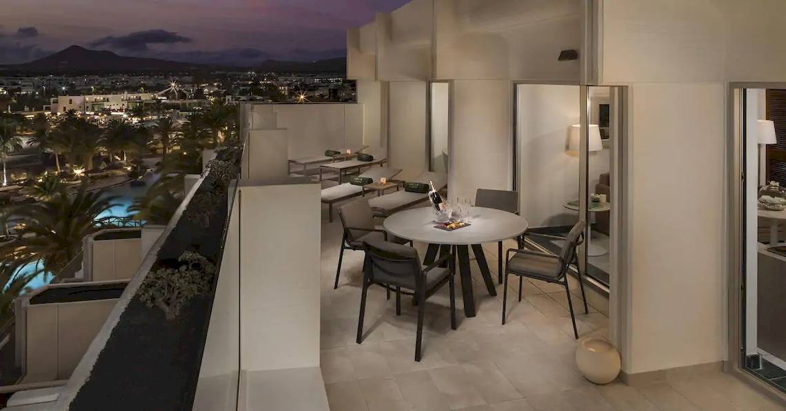 Aussicht von der Balkon des Melia Salinas Hotels mit Tisch, Stühlen und Blick auf die Stadt