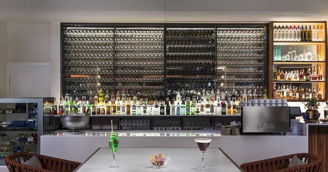 Die Bar des Melia Salinas Hotels mit einer großen Auswahl an Spirituosen.