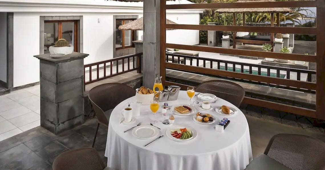 Frühstückstisch auf der Terrasse des Melia Salinas Hotels mit Blick auf den Pool.