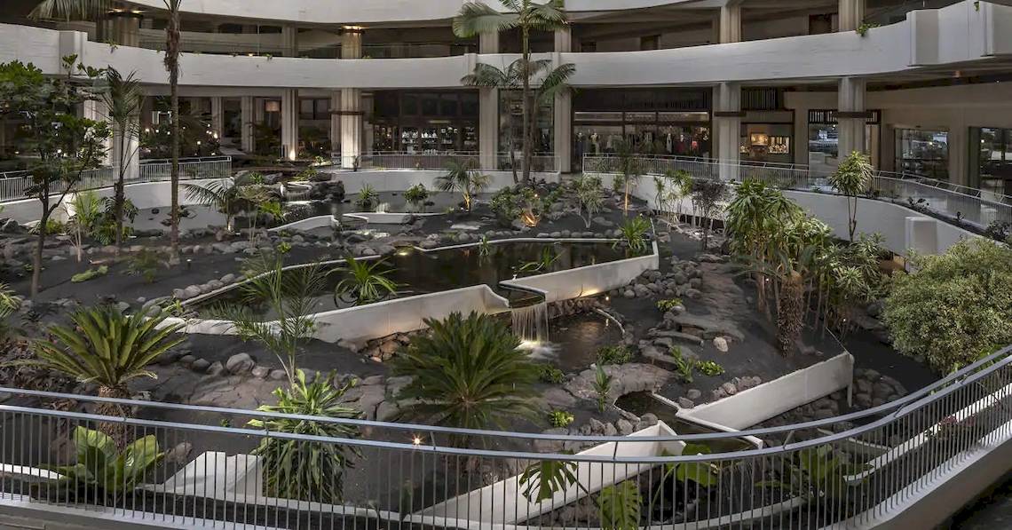 Innengarten des Melia Salinas Hotels mit Wasserfall und Pflanzen
