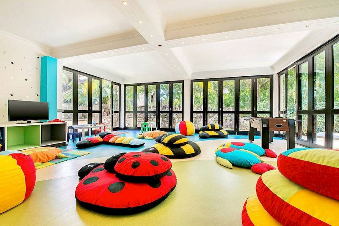 Spielzimmer im Westin Turtle Bay Resort & Spa, Mauritius, mit bunten Kissen und Spielzeug.