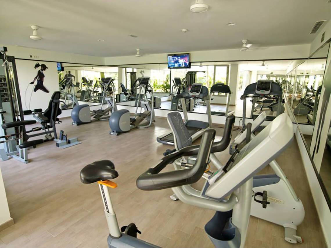 Fitnessstudio im Riu Gran Canaria Hotel mit Laufband, Spinnrad und anderen Trainingsgeräten